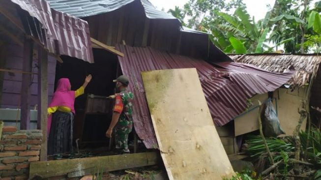 2 Rumah Tertimpa Pohon di Aceh Timur, Begini Kondisinya