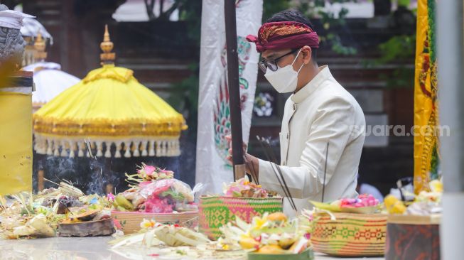 Sejumlah umat Hindu melaksanakan Upacara Tawur Agung Kesanga di Pura Aditya Jaya, Rawamangun, Jakarta Timur, Rabu (2/3/2022). [Suara.com/Alfian Winanto]