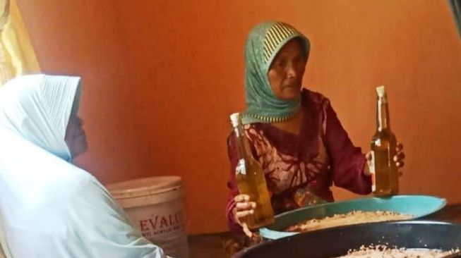 Perempuan di Aceh Barat Produksi Minyak Goreng dari Kelapa