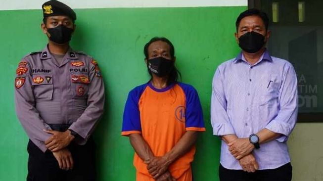 Awalnya Galak dan Merusak Fasum di Kantor Pemkab Jombang, Pria Gondrong Ini 'Kisut' saat Diringkus