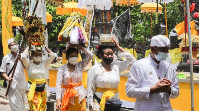 Sejumlah umat Hindu melaksanakan Upacara Tawur Agung Kesanga di Pura Aditya Jaya, Rawamangun, Jakarta Timur, Rabu (2/3/2022). [Suara.com/Alfian Winanto]