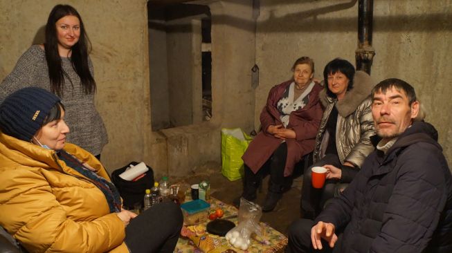 Sejumlah warga berlindung di ruang bawah tanah di apartemen mereka saat terjadi serangan Rusia di kota Karkhiv, Ukraina, Selasa (1/3/2022). ANTARA FOTO/HO/Volodumyr Yuriyovych Yurchenko