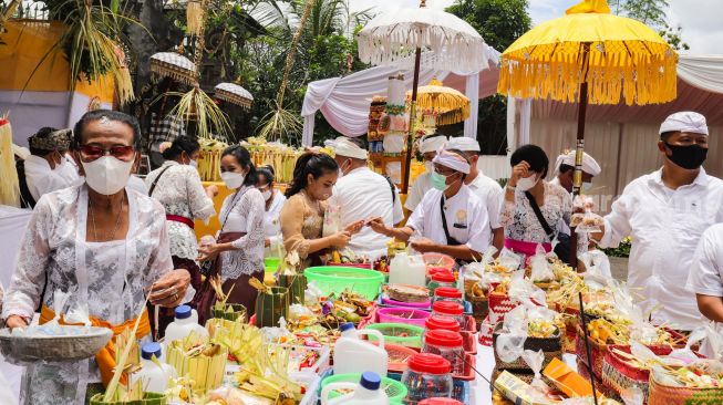 Sejumlah umat Hindu melaksanakan Upacara Tawur Agung Kesanga di Pura Aditya Jaya, Rawamangun, Jakarta Timur, Rabu (2/3/2022). [Suara.com/Alfian Winanto]