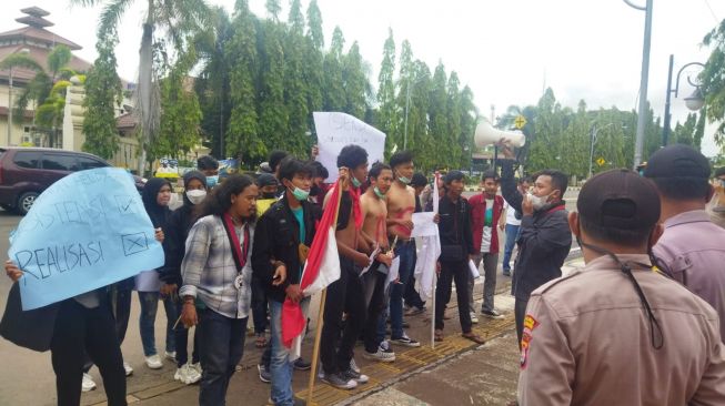 Kritik Satu Tahun Kepemimpinan Helldy-Sanuji, Mahasiswa: Cilegon Baru, Modern dan Bermartabat Hanya Ilusi!