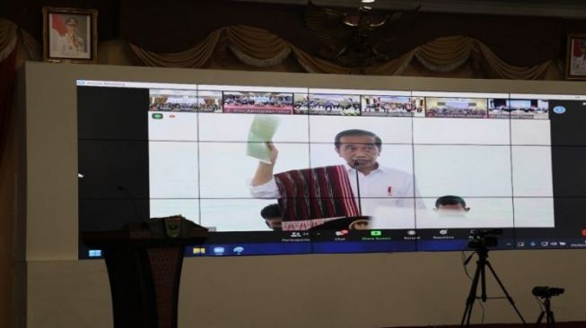 Jokowi Serahkan 9033 ha SK Hutan Sosial Sumbar
