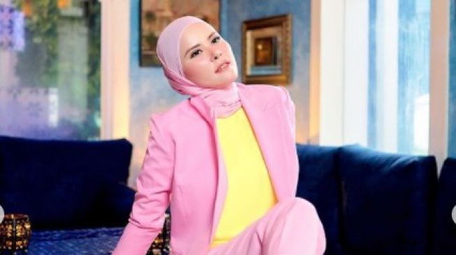 Wow! Angel Lelga Keluarkan Duit Miliaran untuk Bisnis Token Kripto