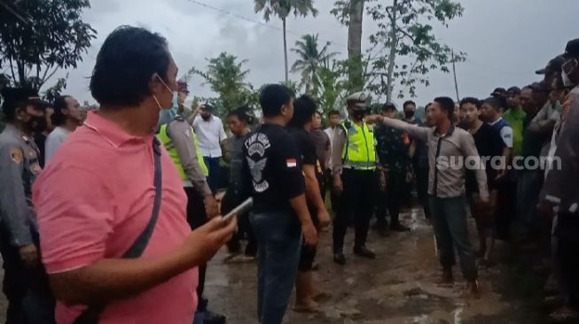 Amuk Massa di Rumah Pelaku Mutilasi Bocah SD, Polisi Lepaskan Tembakan ke Udara
