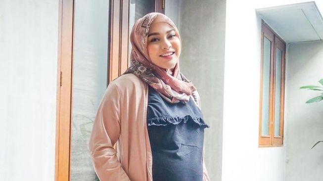  Adu Gaya Aurel Hermansyah dan istri Uus, Kartika. (Instagram/aurelie.hermansyah)