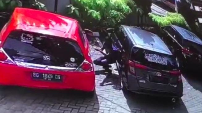 Aksi Bobol Mobil Parkir di Rumah Makan Viral, Dua Laptop Mahasiswa Raib