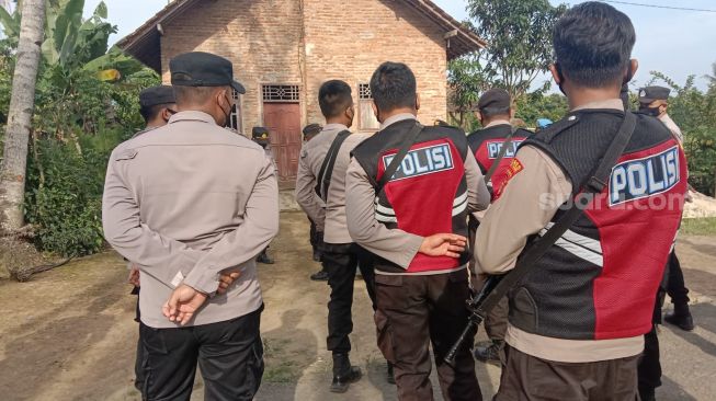 Pascapembunuhan, Rumah Terduga Pelaku Mutilasi Bocah SD di Lampung Timur Dijaga Ketat Polisi