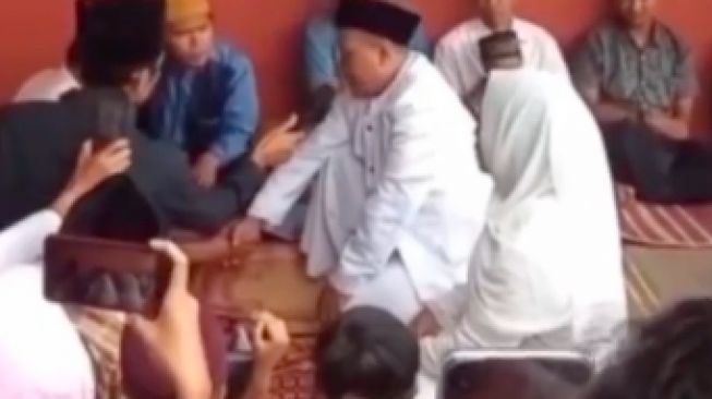 Kocak! Pengantin Pria Salah Sebut Mas Kawin Saat Ijab Kabul: Seperangkat Alat Sekolah Dibayar Tunai