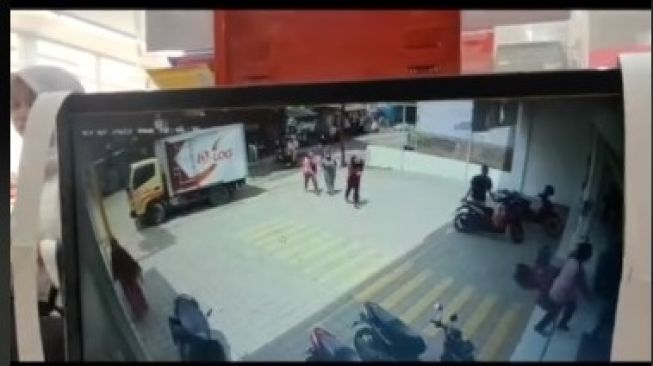 Dikira Mobil Pengangkut Minyak Datang, Rombongan Emak-Emak Berlarian Antre di Minimarket, Ternyata..