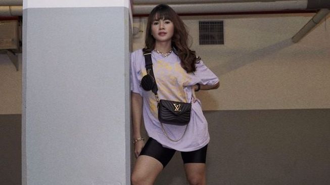 Adu Gaya Aurel Hermansyah dan istri Uus, Kartika. (Instagram/kartikawijaksana)