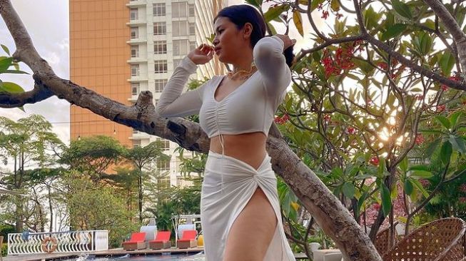Adu Gaya Aurel Hermansyah dan istri Uus, Kartika. (Instagram/kartikawijaksana)