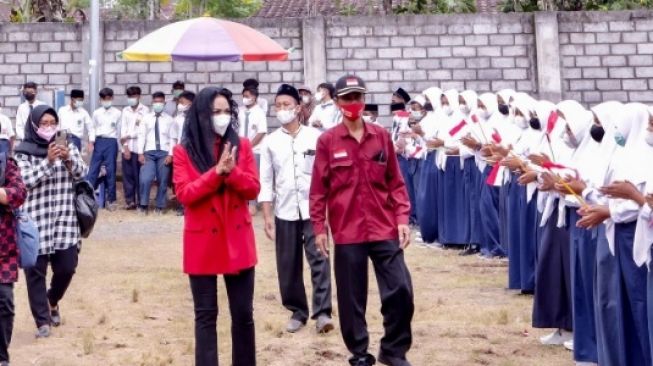 Krisdayanti saat meresmikan balai pelatihan kerja di pesantren. [Instagram/@krisdayantilemos]
