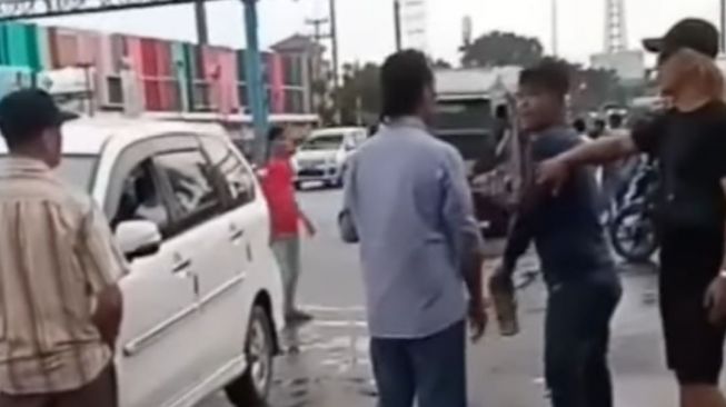 Viral! Aksi Premanisme di Skybridge Bojonggede, Mobil Grab Jadi Korban