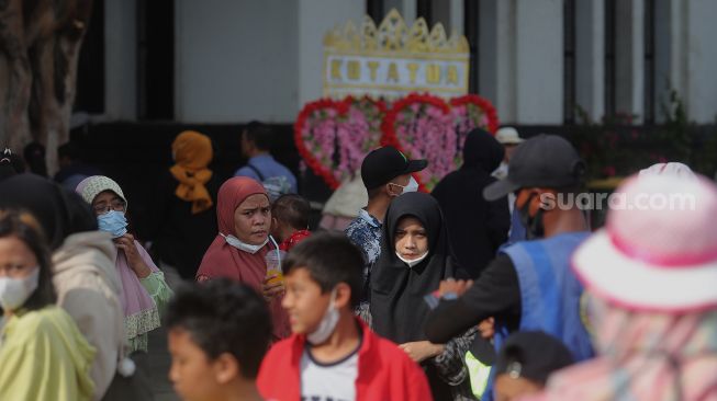 Sejumlah warga mengunjungi kawasan Wisata Kota Tua, Jakarta, Kamis (3/3/2022). [Suara.com/Angga Budhiyanto]