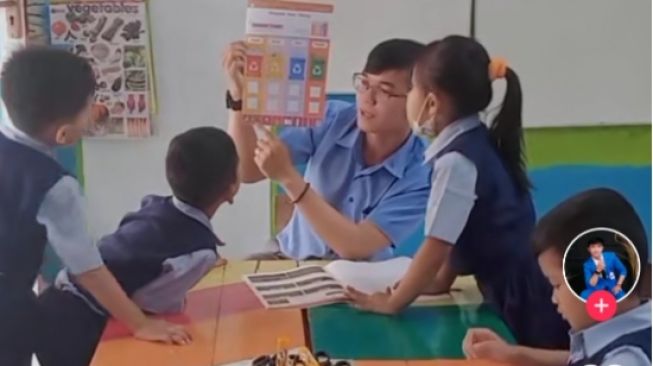 Viral! Anak TK di Kudus Punya Guru Ganteng, Sosoknya Bikin Warganet Ingin Jadi Muridnya