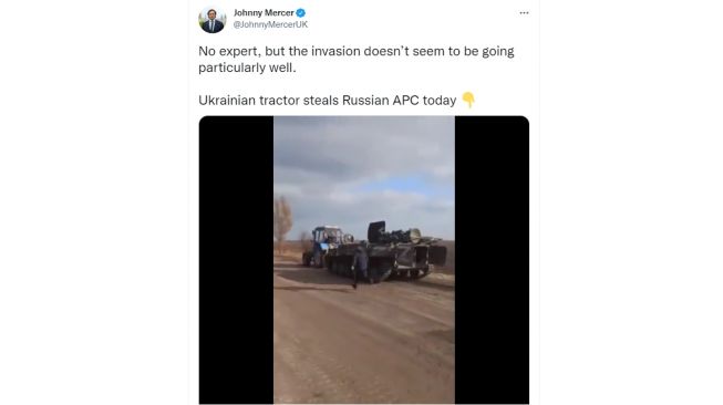 Tank Rusia dicuri petani Ukraina menggunakan traktor (Twitter)