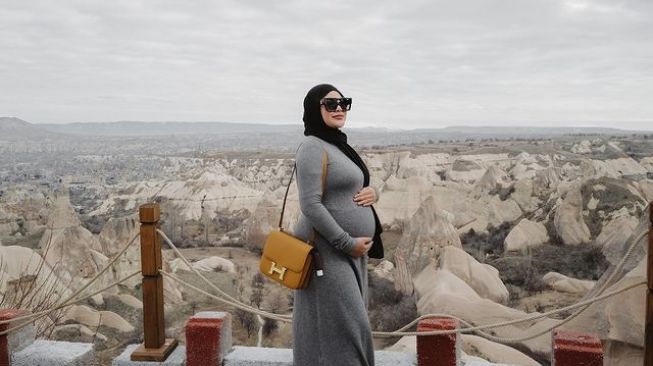  Adu Gaya Aurel Hermansyah dan istri Uus, Kartika. (Instagram/aurelie.hermansyah)
