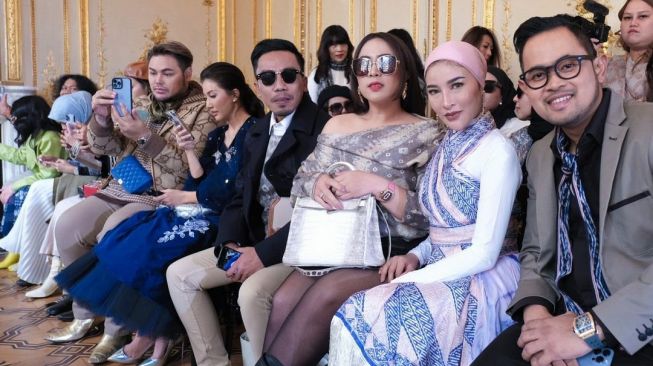 MS Glow di Paris Fashion Week 2022. [Instagram/@juragan_99]