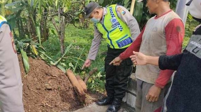 Warga Jombang Temukan Mortir saat Mengeruk Lahan Kandang Sapi
