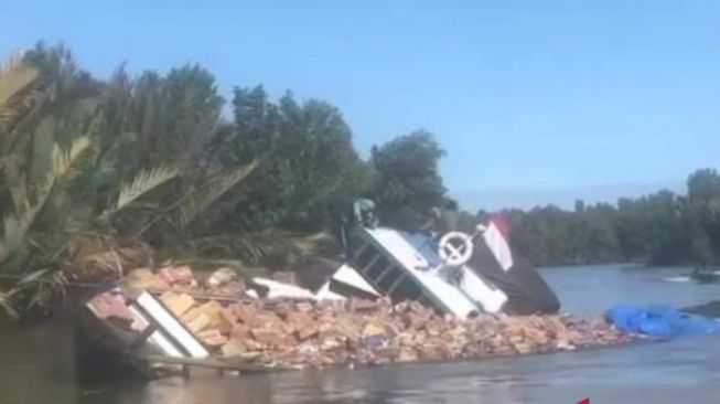 Kapal Bermuatan Sembako Karam di Sungai Kerapu, 4 Orang Penumpang Selamat