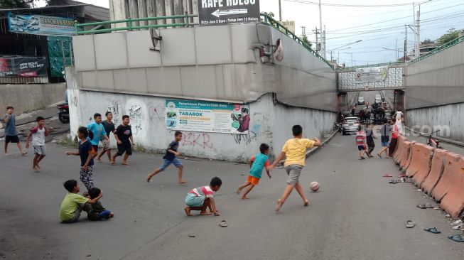 Ditutup 2 Pekan, Potret Underpass Makamhaji Sukoharjo Jadi Area Bermain Anak-anak dan Momong Cucu