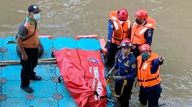 Remaja yang Hanyut di Kali TSI Cengkareng Ditemukan Telungkup Tak Bernyawa