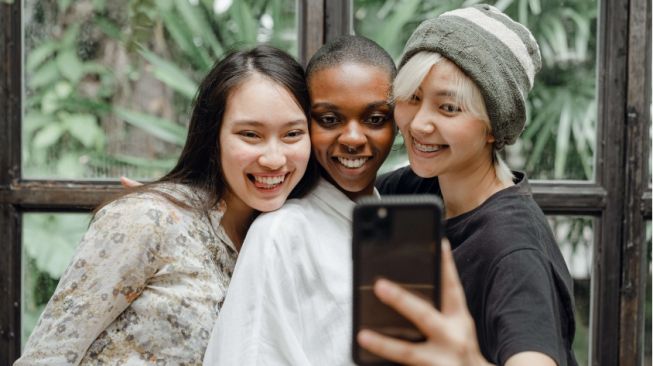 4 Tanda Fake People Ada di Sekitar Kamu, Temanmu Salah Satunya?