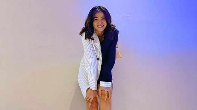 Adu Gaya Aurel Hermansyah dan istri Uus, Kartika. (Instagram/kartikawijaksana)