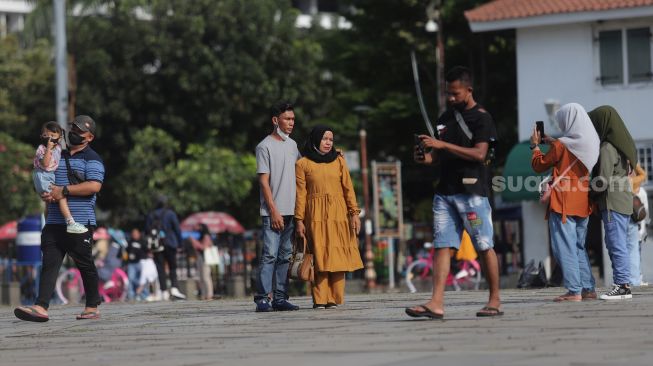Sejumlah warga mengunjungi kawasan Wisata Kota Tua, Jakarta, Kamis (3/3/2022). [Suara.com/Angga Budhiyanto]