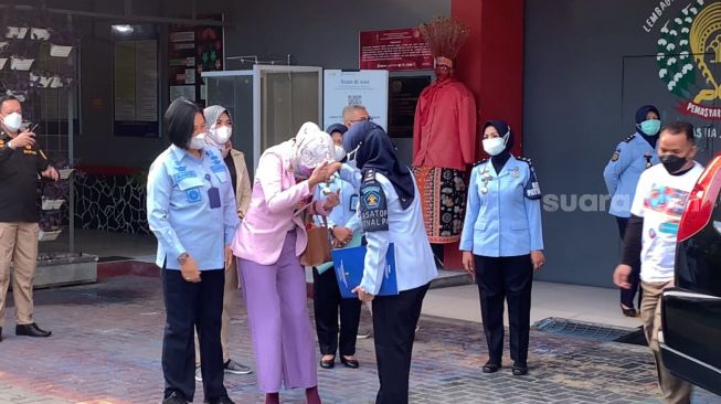 Angelina Sondakh bebas dari Lapas Perempuan Kelas IIA, Pondok Bambu, Jakarta, Kamis (3/3/2022) [Suara.com/Yoga Priyambodo]