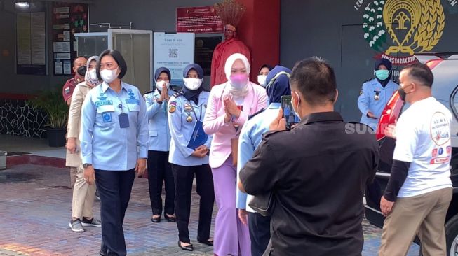 Angelina Sondakh saat keluar dari Lapas Perempuan Kelas IIA, Pondok Bambu, Jakarta, Kamis (3/3/2022).  [Suara.com/Yoga]