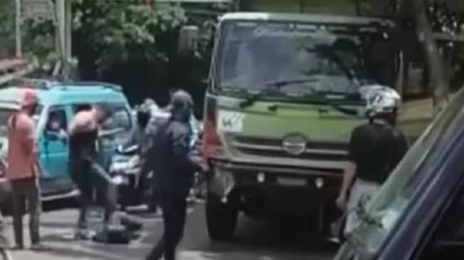Viral Banting hingga Injak Kepala Sopir Truk, Polres Jaktim Turun Tangan Usut Aksi Brutal Pria Kekar