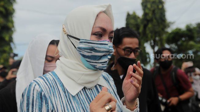 Mantan Politikus Angelina Sondakh tiba di TPU Jeruk Purut untuk berziarah ke makam suaminya, Adjie Massaid, Jakarta, Kamis (3/3/2022). [Suara.com/Angga Budhiyanto]