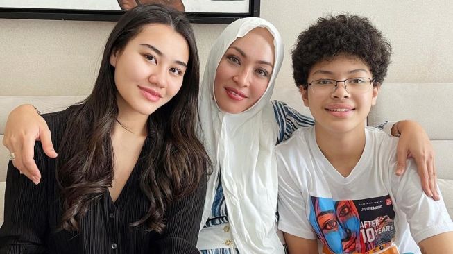 Kembali Jalani Ramadhan di Luar Penjara, Angelina Sondakh Antusias Ajari Anak Puasa