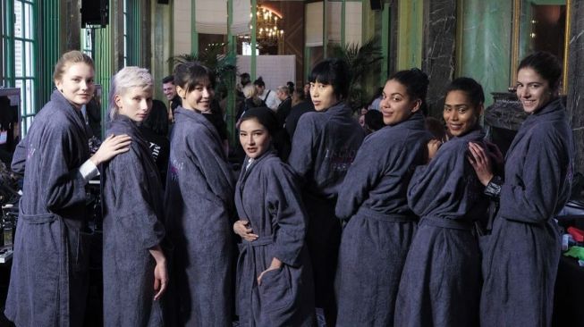MS Glow di Paris Fashion Week 2022. [Instagram/@juragan_99]