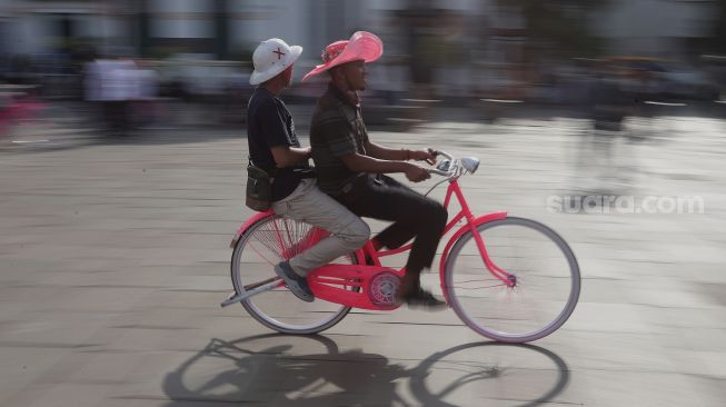 Warga bersepeda saat mengunjungi kawasan Wisata Kota Tua, Jakarta, Kamis (3/3/2022). [Suara.com/Angga Budhiyanto]