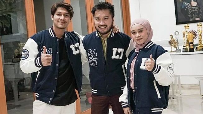 Rizky Billar dan Lesti Kejora bersama Rudy Salim. [Instagram]