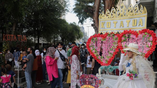 Sejumlah warga mengunjungi kawasan Wisata Kota Tua, Jakarta, Kamis (3/3/2022). [Suara.com/Angga Budhiyanto]