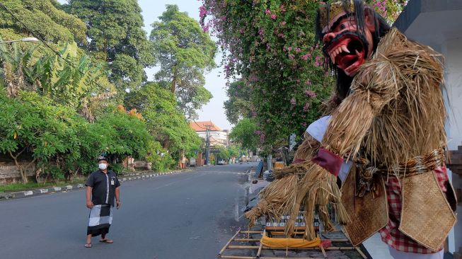 Pecalang atau petugas pengamanan desa adat di Bali memantau situasi di area Monumen Kapten Anumerta Ida Bagus Putu Japa saat Hari Raya Nyepi Tahun Baru Saka 1944 di wilayah Desa Sumerta Kelod, Denpasar, Bali, Kamis (3/3/2022). ANTARA FOTO/Nyoman Hendra Wibowo