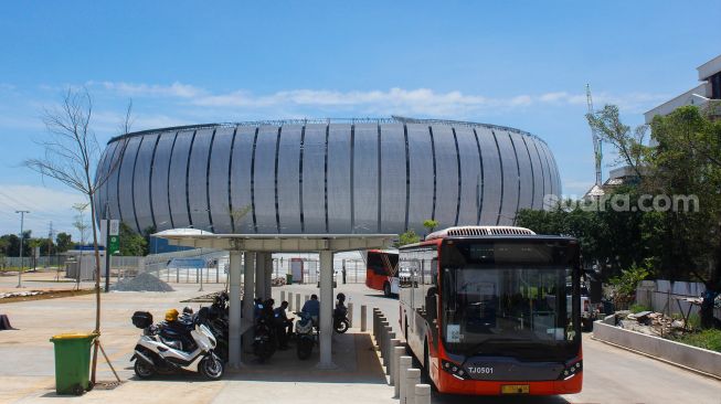 Bus Metrotrans melintas di kawasan Halte Jakartas International Stadium (JIS), Jakarta, Kamis (3/3/2022).[Suara.com/Septian]