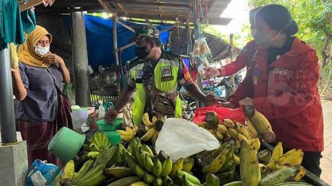 Kunjungi Sumenep, Ketua DPR Puan Maharani Dibonceng Gubernur Khofifah Naik Motor Listrik Borong Pisang di Pulau Giliyang