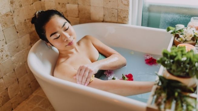 Cara Mandi di Rumah Keluarga Jepang, 5 Aturannya Mengejutkan