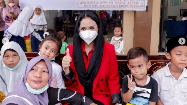 Krisdayanti saat meresmikan balai pelatihan kerja di pesantren. [Instagram/@krisdayantilemos]