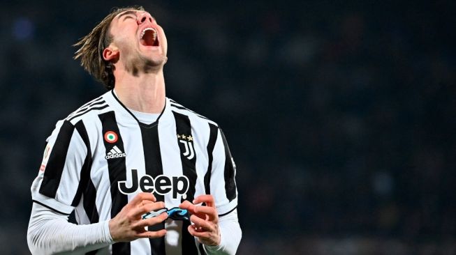Reaksi kekecewaan penyerang Juventus, Dusan Vlahovic pada laga semifinal Coppa Italia kontra Fiorentina di Stadio Artemio Franchi, Florence, Kamis (3/3/2022) dini hari WIB. [Alberto PIZZOLI / AFP]