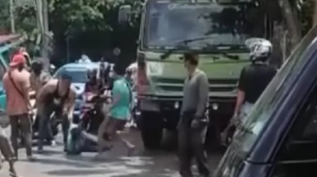 Viral Aksi Pria Berotot Banting dan Injak Supir Truk, Netizen: Nanti Nangis-nangis Minta Maaf