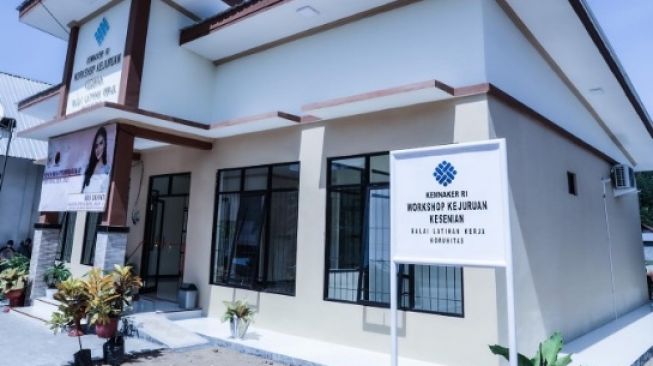 Krisdayanti saat meresmikan balai pelatihan kerja di gereja. [Instagram/@krisdayantilemos]