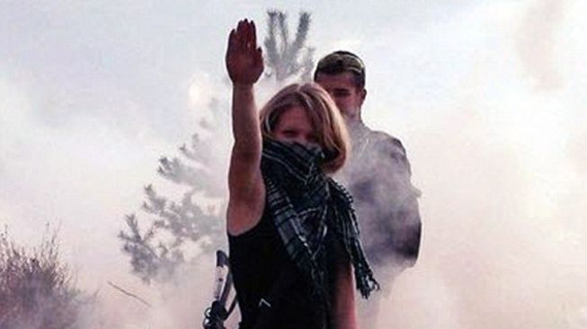 Vita Zaverukha, salah satu anggota grup Neo Nazi Ukraina, yakni Aidar Batallion. [Daily Mail]